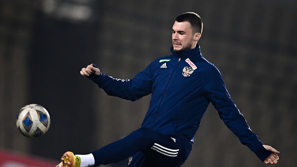    Игрок сборной России Николай Комличенко на тренировке перед товарищеским матчем против сборной Таджикистана.© РИА Новости / Алексей Филиппов