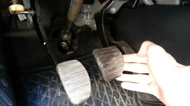 Проваливается педаль тормоза при работающем двигателе