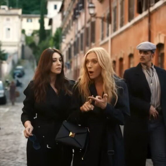     Тони Колетт получает в наследство криминальную империю в трейлере «Mafia Mamma»
