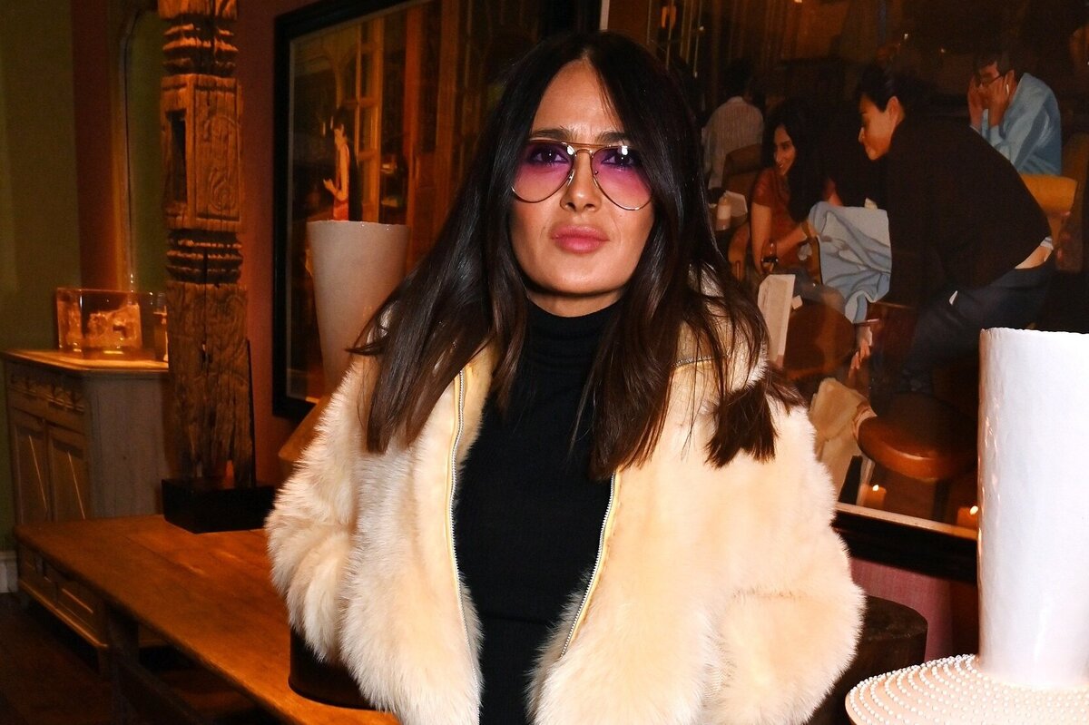     С чем носить короткую шубу — стильный ответ нашла Сальма Хайек