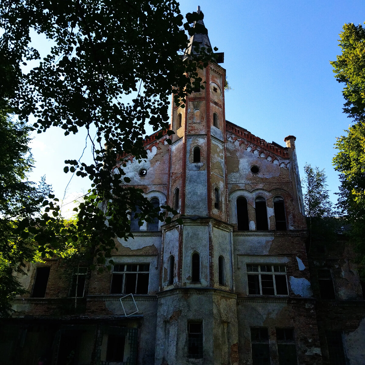 Кирха на территории , где проходили воскресные службы