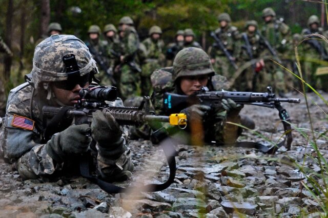    Военнослужащие Японии и США (сс) The U.S. Army