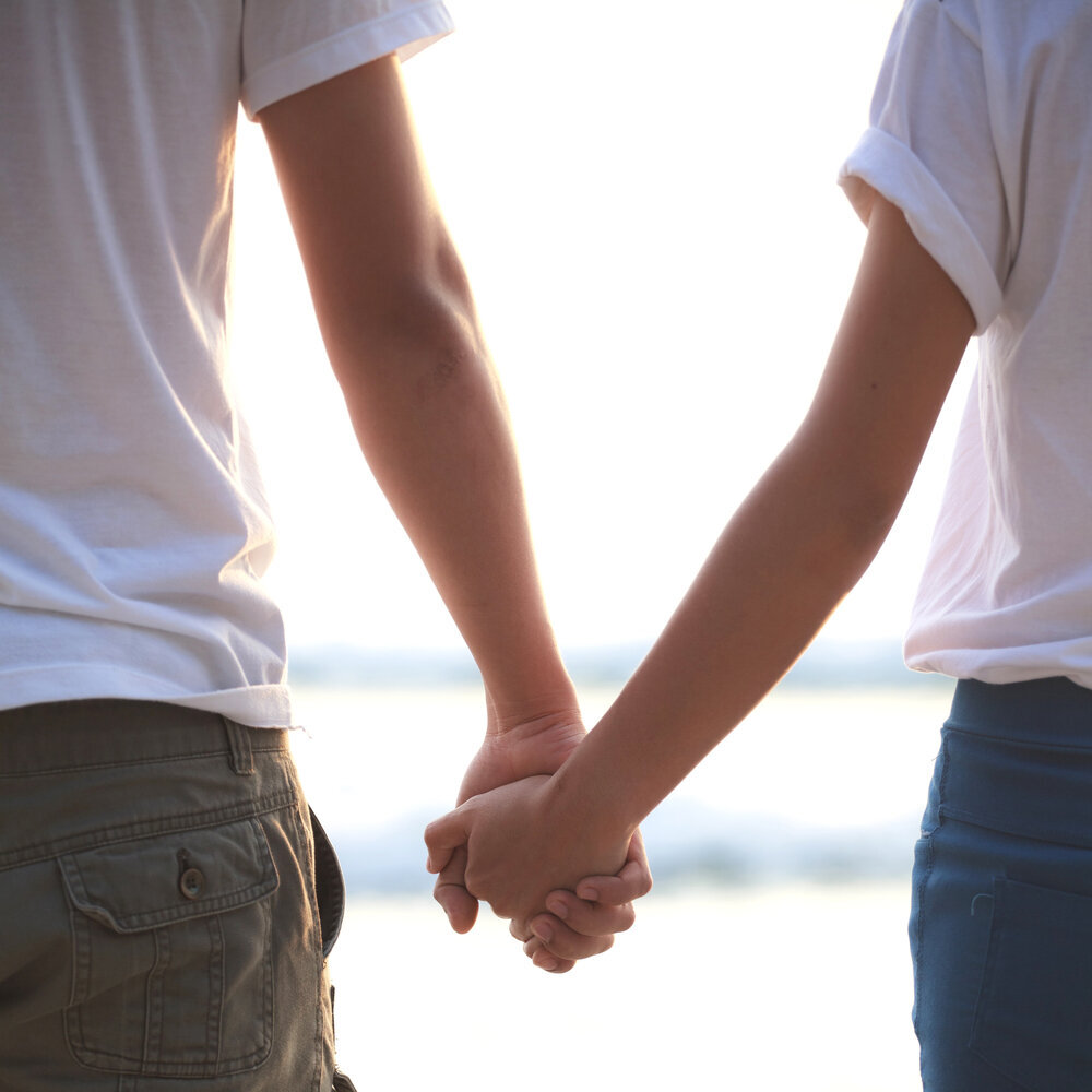 Подростковая любовь: первые отношения и секс — как реагировать родителям?