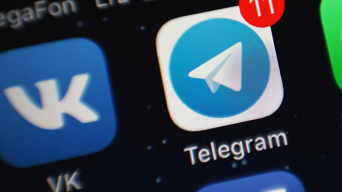 Telegram ok. ВК И телеграм. Картинка ВК И телеграм. Кнопка телеграмм. Телеграм телефон в руке логотип