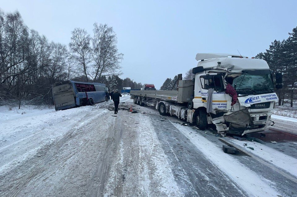     Автобус влетел в КАМАЗ. Фото: пресс-служба ГУ МВД России по Новосибирской области