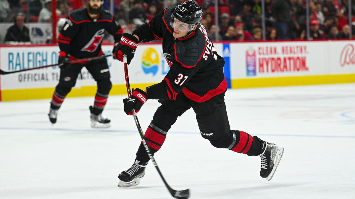    Хоккеист "Каролины Харрикейнз" Андрей Свечников© Фото : nhl.com/hurricanes