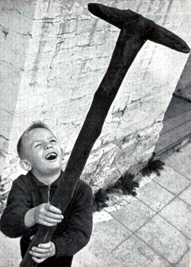 Фотография из фотоальбома «Рязань», изд. «Московский рабочий», 1968 г. подпись к ней: сайте источника: "Коммунисты-богоборцы определили после 1917 г. Пересветов посох в Рязанский краеведческий музей, позже Рязанский историко-архитектурный музей-заповедник".
