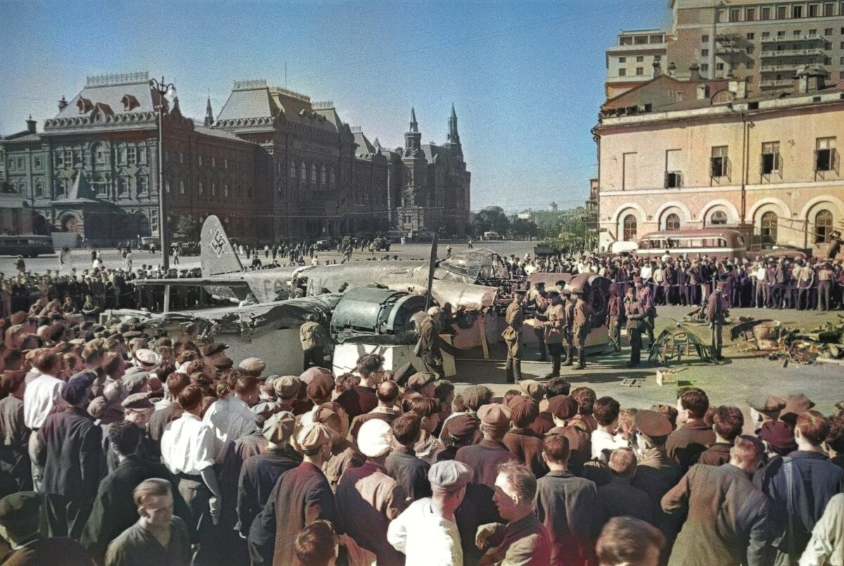 Москва. Площадь Свердлова. 15 августа 1941 года.                                                             Фото из свободного источника доработанное автором. Яндекс картинки.