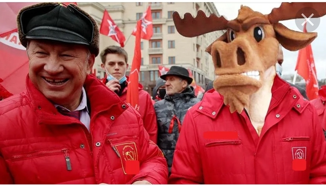 Клоун Валерий Рашкин на очередной клоунаде согласно своей должности ряженого.