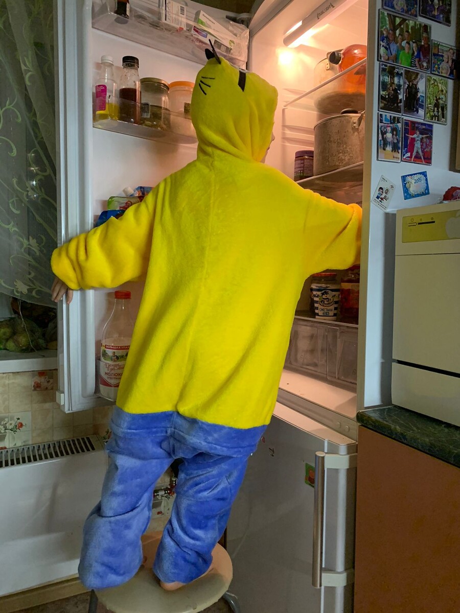 Всем привет! Поговорим о ночном обжорстве!?
У многих людей такая же ночная тяга, как и у меня. Ночной прием пищи может быть результатом естественного циркадного ритма нашего тела, который заставляет нас просыпаться с приступами голода утром и снова испытывать их вечером. Но есть и много других причин, по которым люди могут есть ночью, в том числе стресс, скука и одиночество.Ночное обжорство — это термин, обозначающий привычку есть на ночь. Это не заболевание, но это может быть вредным для нашего здоровья.Поздний прием пищи может привести к увеличению веса и ожирению,а в след за этим предрасположенность к сахарному диабету, гипертонии, коронарной сердечной недостаточности, ожирению печени, артриту и другим заболеваниям.. Это связано с тем, что,ожирение = увеличение массы тела, при котором под кожей - на животе, груди, спине, бедрах, ягодицах - накапливается избыток жира. Опасно то, что жир откладывается не только под кожей, но и на внутренних органах: сердце, кровеносных сосудах, печени... Ночные обжоры также склонны есть больше, чем днем, что может привести к перееданию. Почему нельзя есть на ночь? Это связано с тем, что организм не успевает сжечь лишние калории из съеденной на ночь пищи.
Ну что,ночные расхитители холодильников ,может ну его,эту вредную привычку?