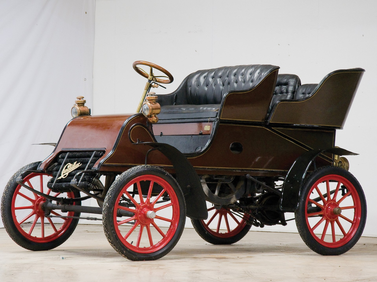 Первые модели. Cadillac 1903. Cadillac model a Runabout (1902). Cadillac model a 1903. 17 Октября 1902 — в Детройте выпущен первый автомобиль марки «Кадиллак».