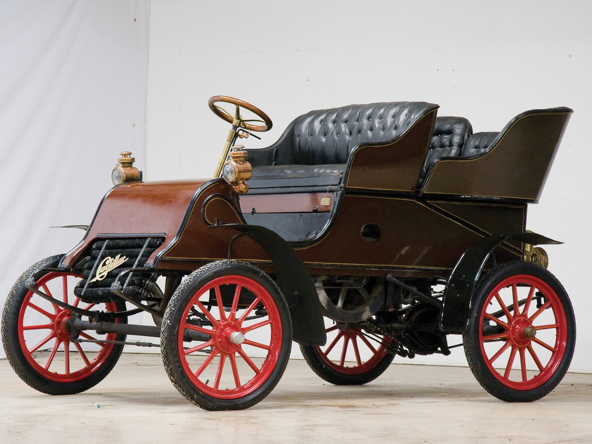 Первые модели. Cadillac 1903. Cadillac model a Runabout (1902). Cadillac model a 1903. 17 Октября 1902 — в Детройте выпущен первый автомобиль марки «Кадиллак»..