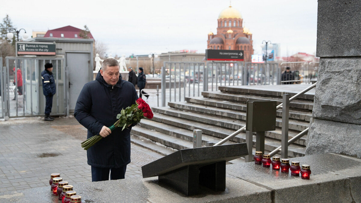     В четверг, 29 декабря, губернатор Волгоградской области Андрей Бочаров почтил память жертв двух терактов, совершенных в Волгограде девять лет назад. Он возложил цветы к мемориальной доске у железнодорожного вокзала «Волгоград-I».