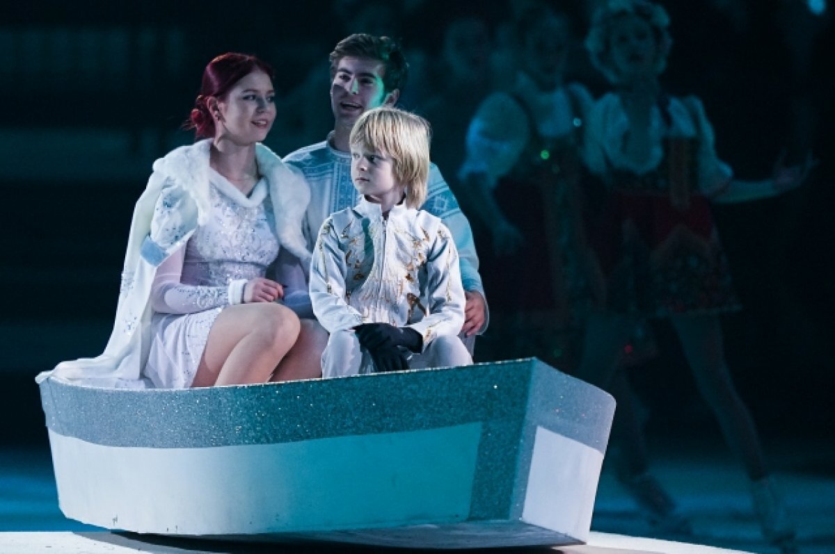    Фигуристы Александра Трусова, Марк Кондратюк и Александр Плющенко