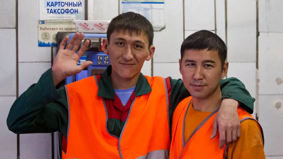 Таджики в белгороде. Таджик и узбек. Таджики на складе. Таджики гастарбайтеры. Два таджика.