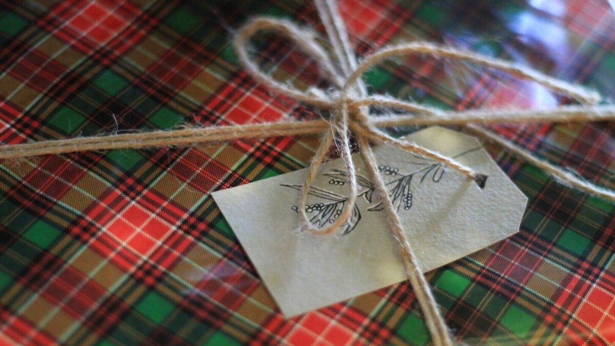     Волгоградстат выяснил, что 43% местных жителей готовы потратить до 5 000 рублей на новогодние подарки. Что интересно, самым желаемым подарком волгоградцы называют чаще всего деньги.