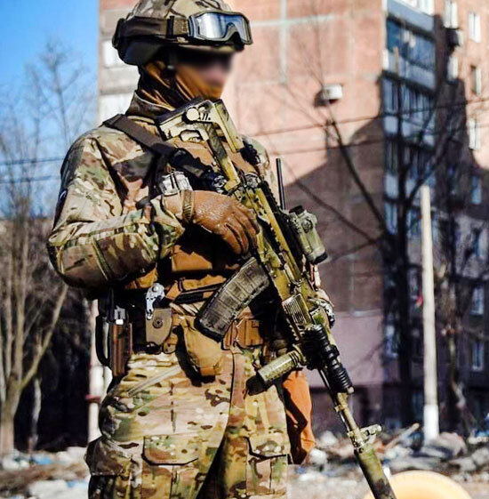 Боец с тюнингованным АК. Фонарь присутствует (фото из открытых источников)