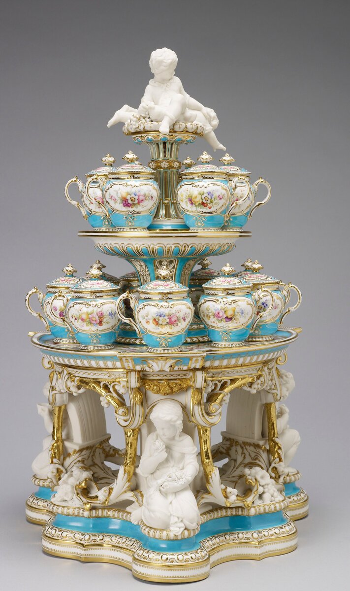 А такую фарфоровую композицию XVIII-го века, созданную, скорее всего, на Севрской мануфактуре, в полном смысле слова геридоном назвать, наверное, нельзя. Это, скорее, предтеча геридона. Для того, чтобы ознакомится, на какие части данное сложное изделие - подставка под чашки "pot de crème" (тогда "кремом" называли насыщенный говяжий или куриный бульон, которым французские вельможи подкреплялись и утром, и за вечерней трапезой) - разбирается, листайте галерею вправо. Фото взято из свободного доступа в интернете.