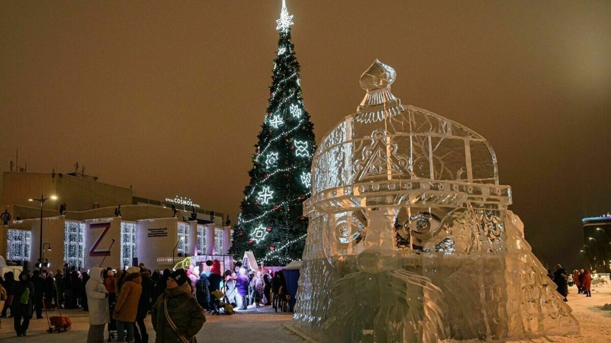     В новогодние дни в Ижевске для жителей и гостей города приготовлена масса интересных праздничных мероприятий на любой вкус. Для детей и взрослых пройдут развлекательные программы, спортивные соревнования, концерты, мастер-классы и выставки. Подробнее о них в нашей новогодней афише.