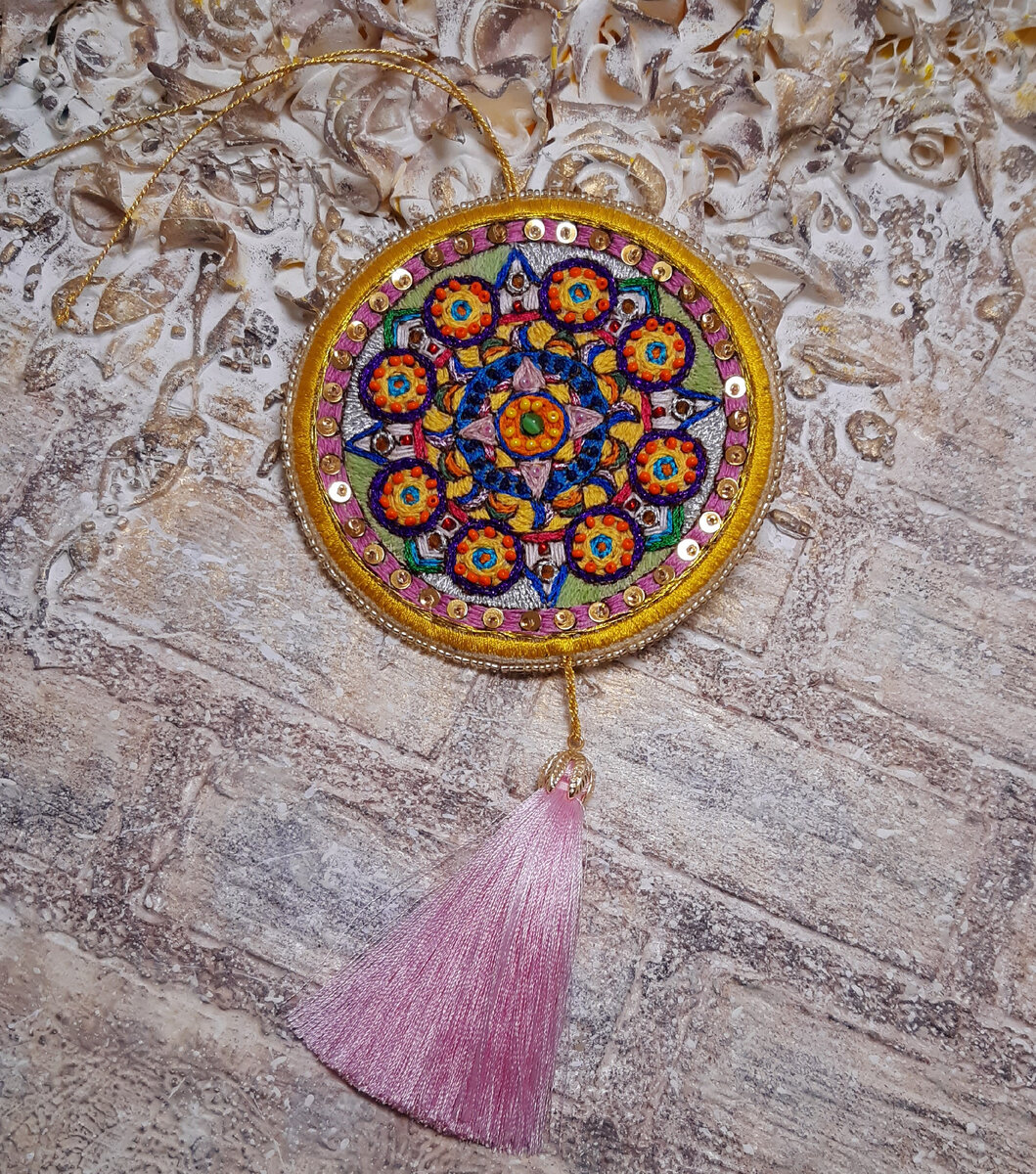 Это "Денежная мандала" вышита вручную по эскизу заказчицы.