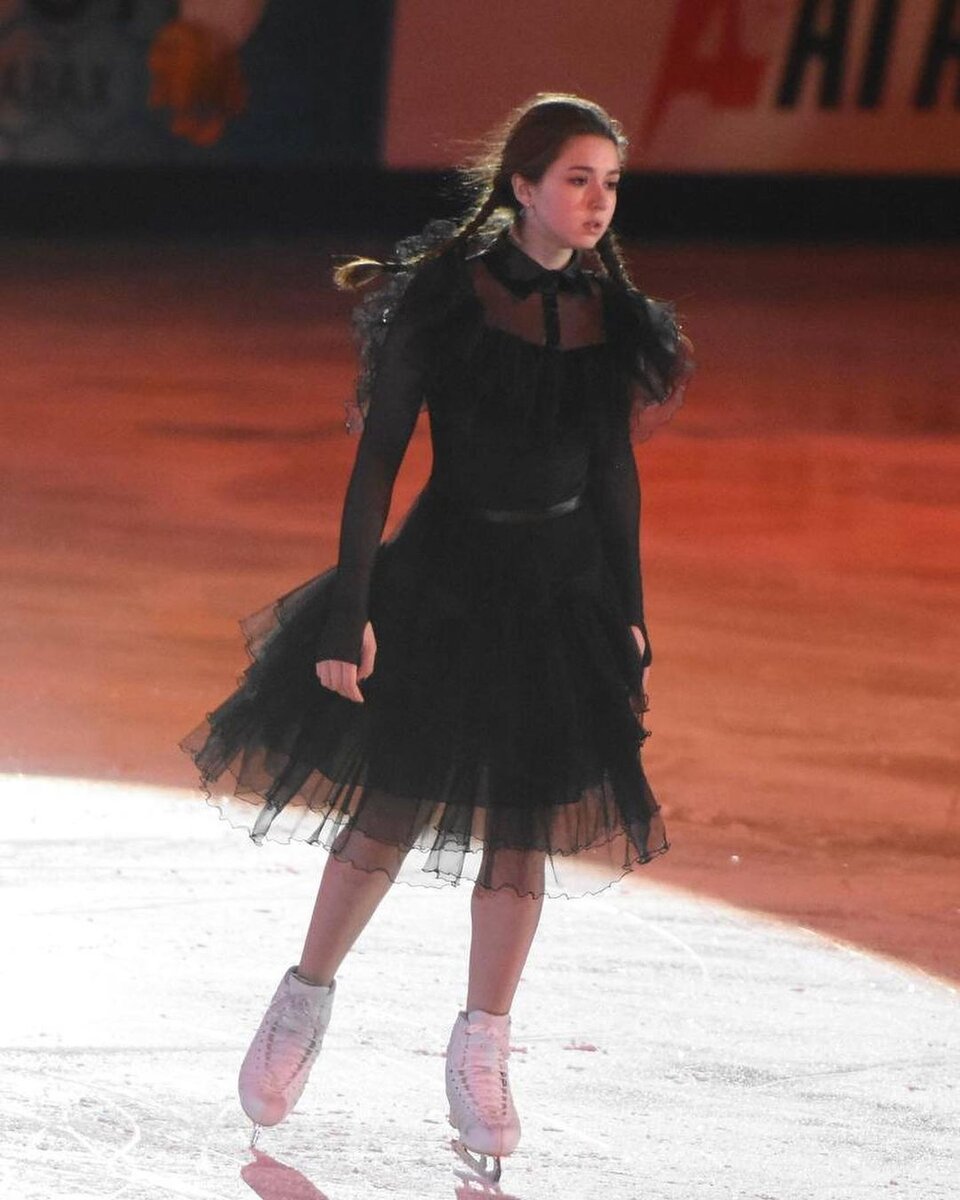 Образ Уэнсдей в исполнении Камилы Валиевой