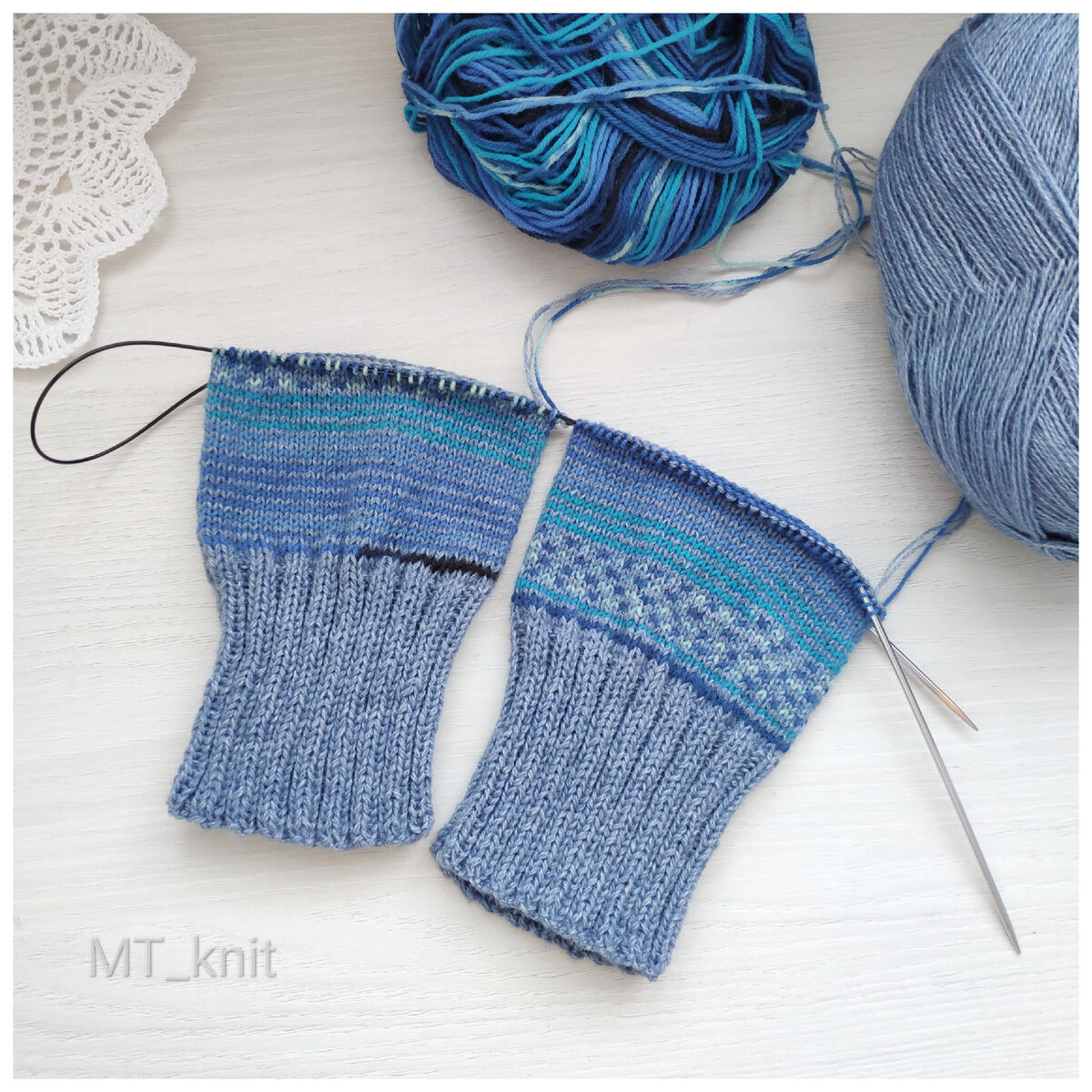 Вот так красиво ложится секционная пряжа в сочетании с однотонной