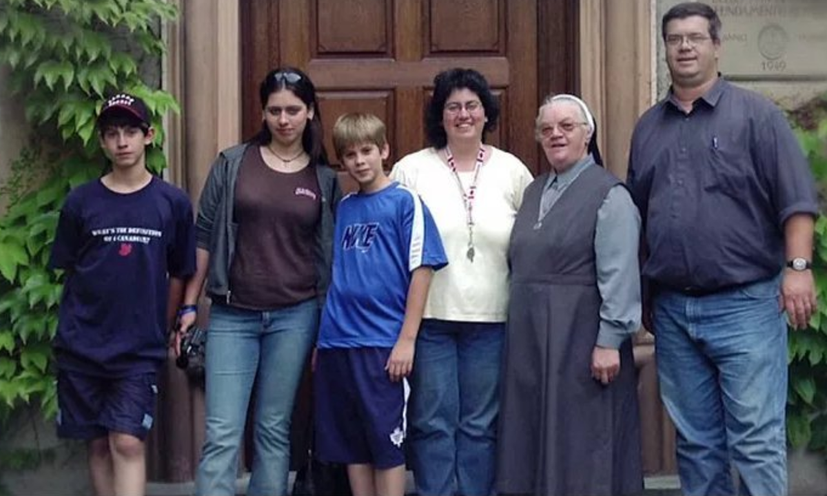 Стефан Вольшт (крайний справа) со своей женой, Марией (третья справа), и детьми (трое слева)