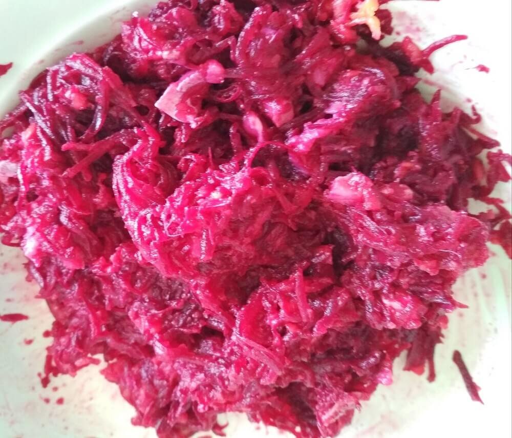  Соединить свеклу, морковь и сельдь. Фото из архива автора