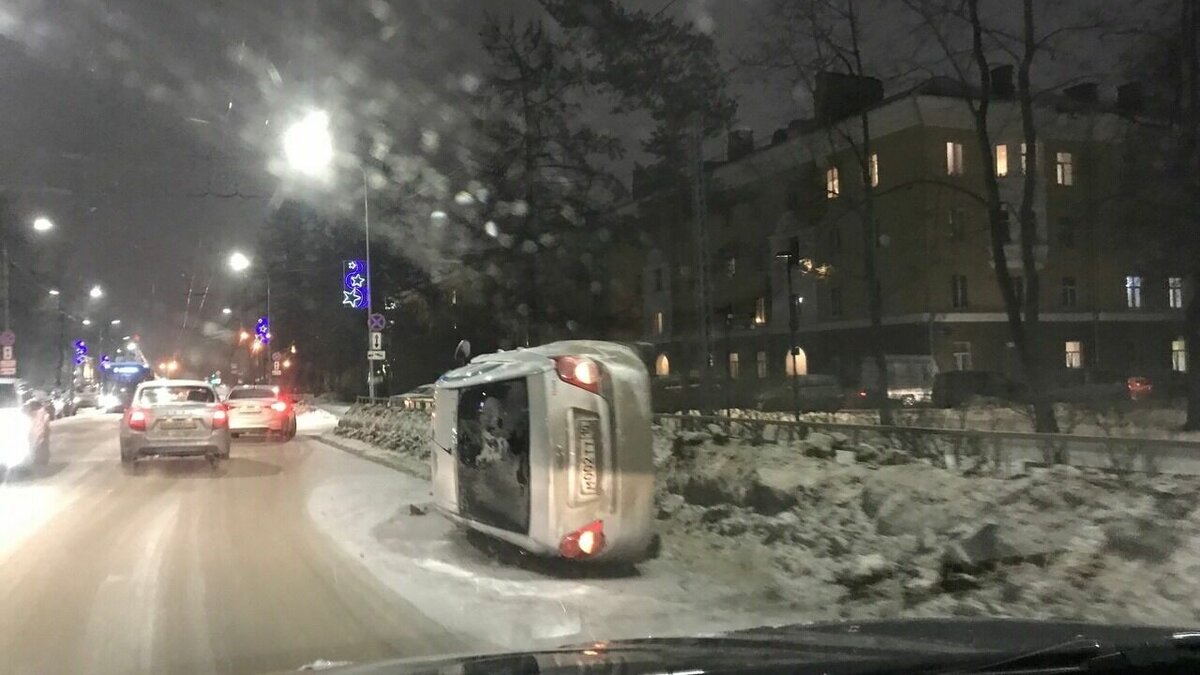     В Петрозаводске произошло ДТП с участием трех легковых машин. Момент аварии попал в объектив камеры видеонаблюдения.