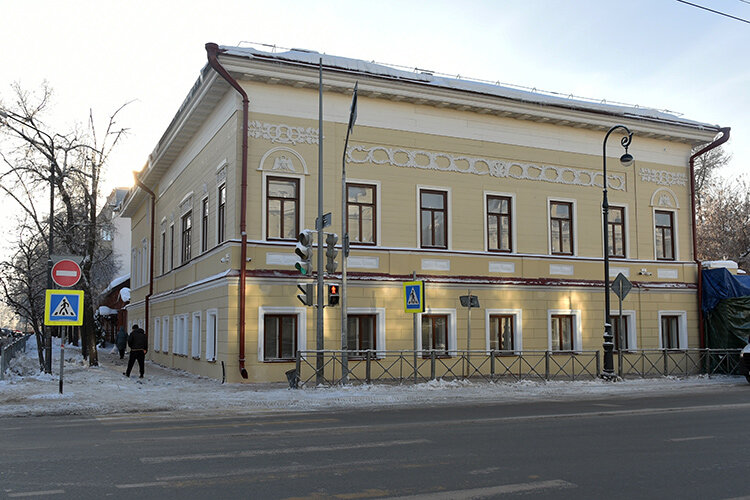   Начали смотрины с будущей резиденции комитета РТ по охране объектов культурного наследия. Это двухэтажный особняк на углу улицы Карла Маркса, построенный по проекту архитектора Фомы Петонди в 1837 году Фото: president.tatarstan.ru