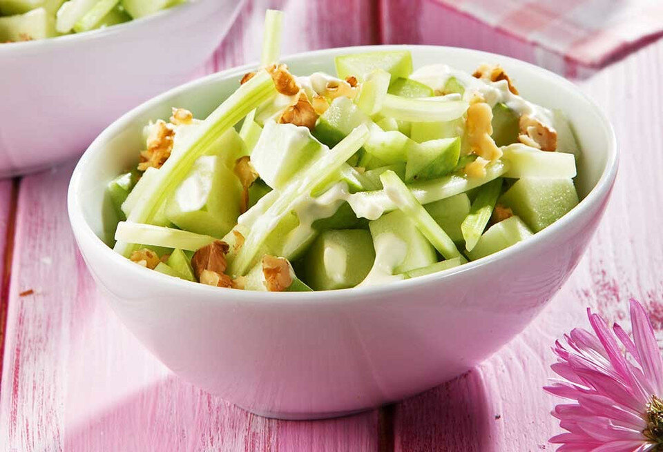 Салат из сельдерея с ореховым соусом