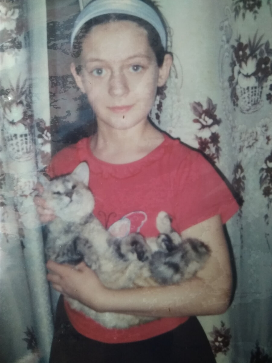 Моя дочка Оля с кошкой Муркой.