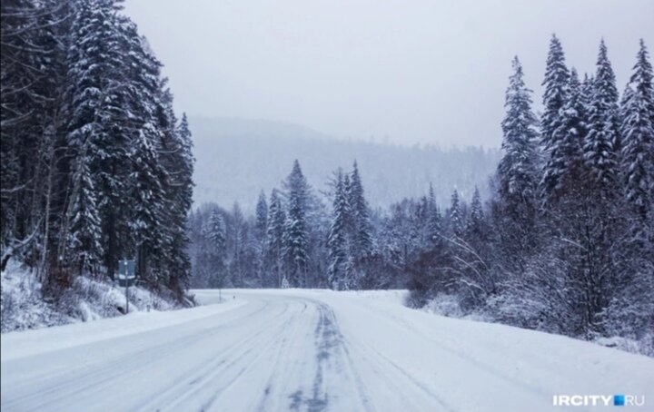 Дежурная бригада «Сибуправтодора» помогла пассажирскому автобусу, застрявшему на Чуйском тракте недалеко от Новосибирска. Об этом сообщает пресс-служба компании.

Инцидент произошел вечером 10 января. Автобус рейса Новосибирск — Барнаул с 20 пассажирами застрял на 97-м километре Чуйского тракта из-за поломки сцепления.