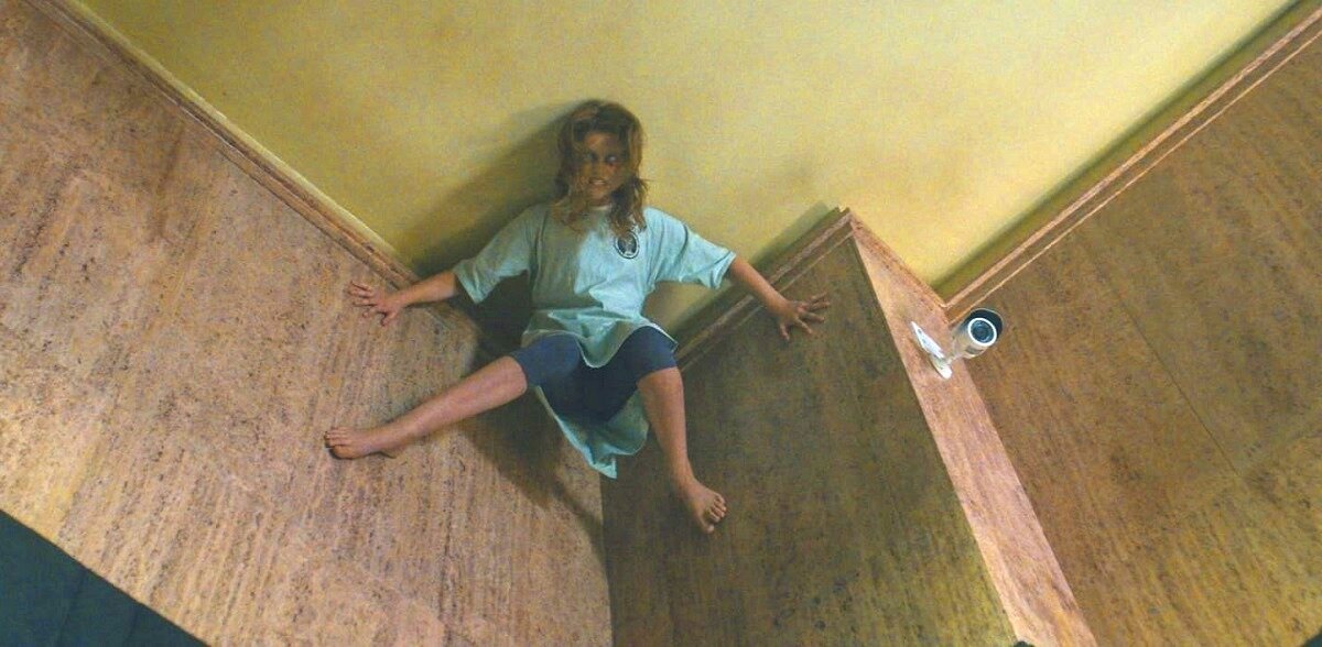 Кстати, аналогичную реакцию можно наблюдать и у многих девушек,  не одержимых бесами. Достаточно лишь в их присутствии громко сказать: "Ой, гляди - мышь!". 