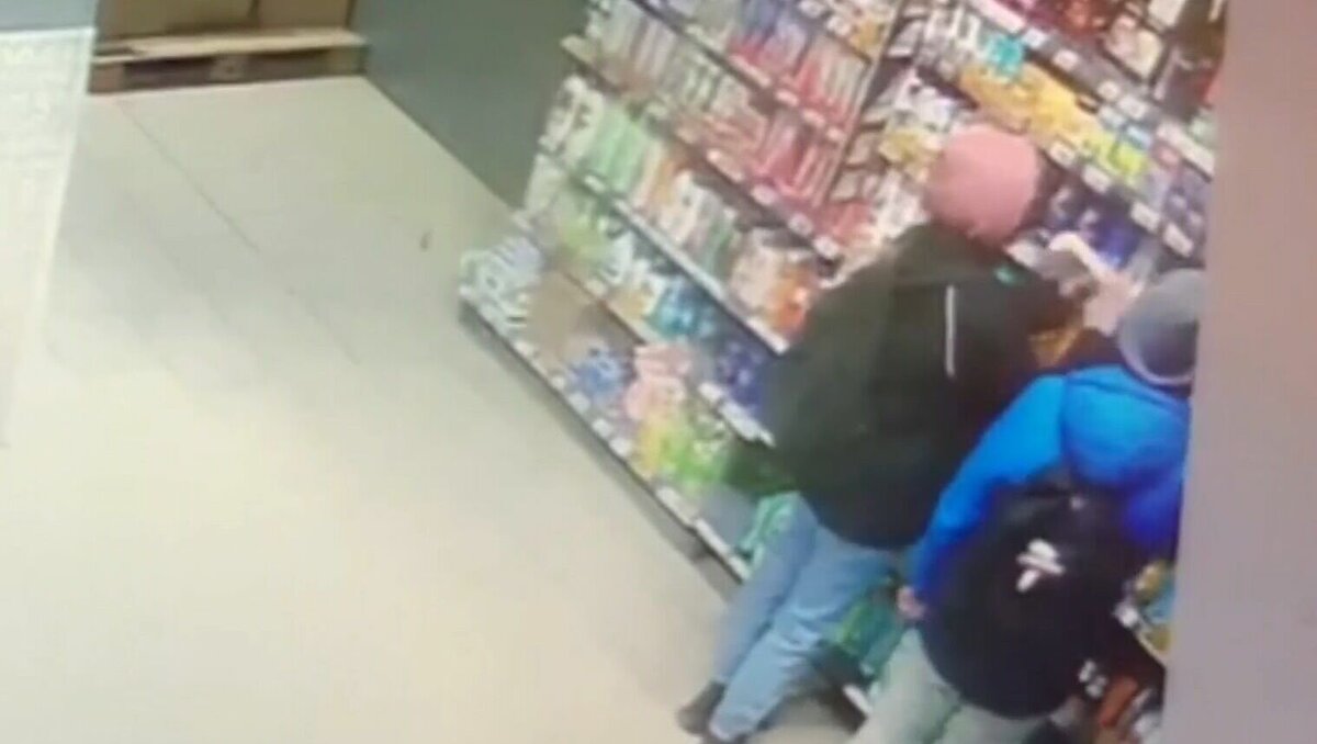     В УМВД по Тюмени обратился представитель сетевого магазина и заявил о краже — с прилавков пропали 45 флаконов шампуня. Полицейские выяснили, что это сделала пара молодых людей, ранее судимых за подобные преступления.