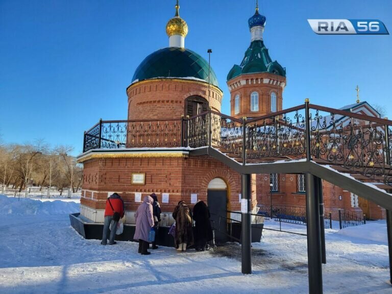   Православные оренбуржцы начали набирать святую воду в храмах Белов Михаил Александрович