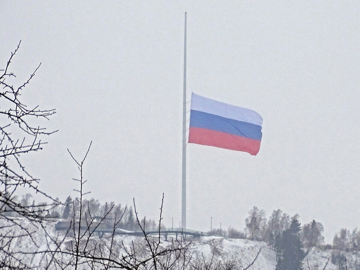     Флаг второй версии специально держали приспущенным, чтобы он не повредился от ветра. Но, по всей видимости, это не помогло