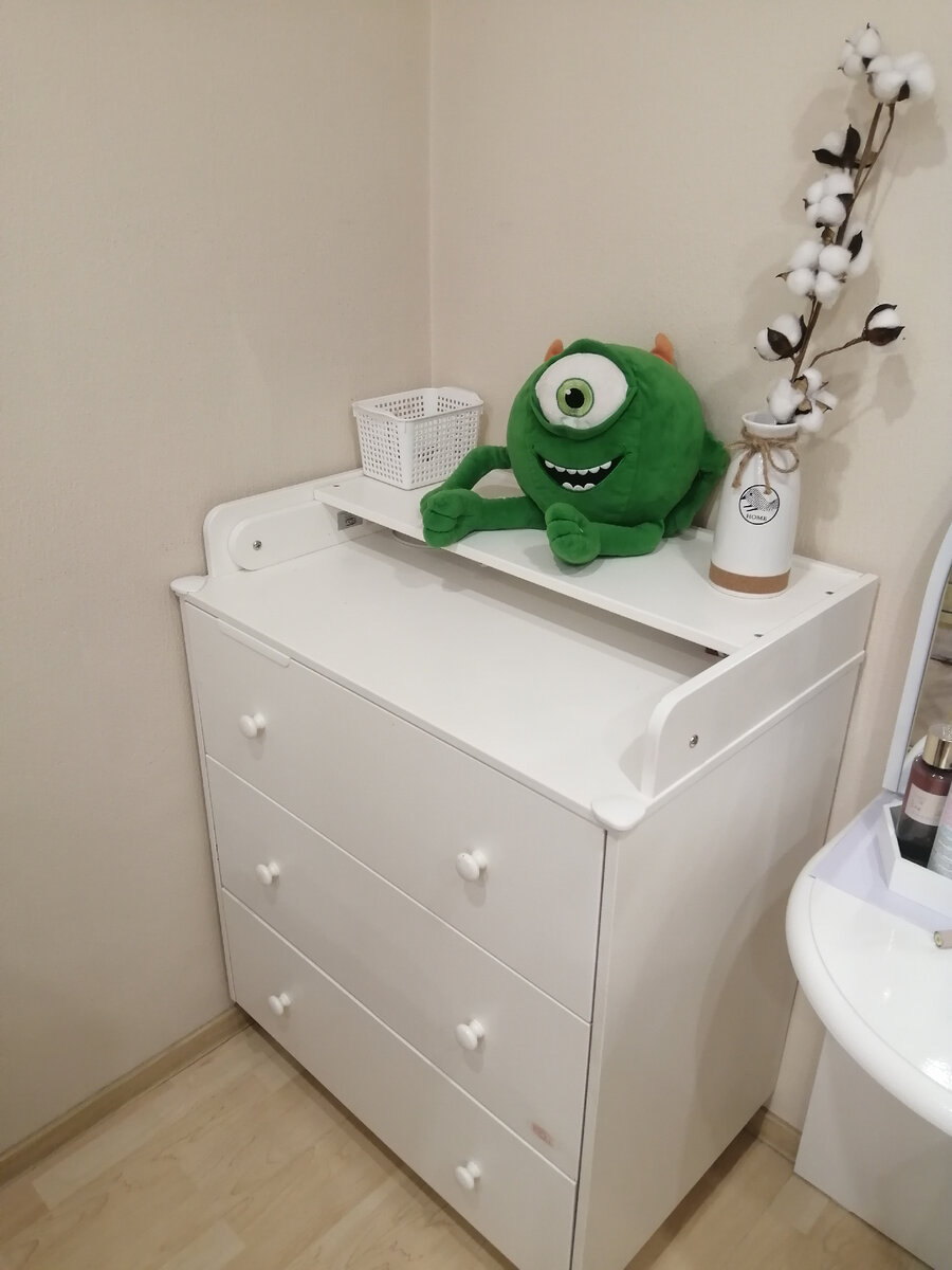 Комод стоит в нашей спальне, сыну всего полтора и он спит с нами. Поэтому удобнее хранить его вещи в нашей комнате. 