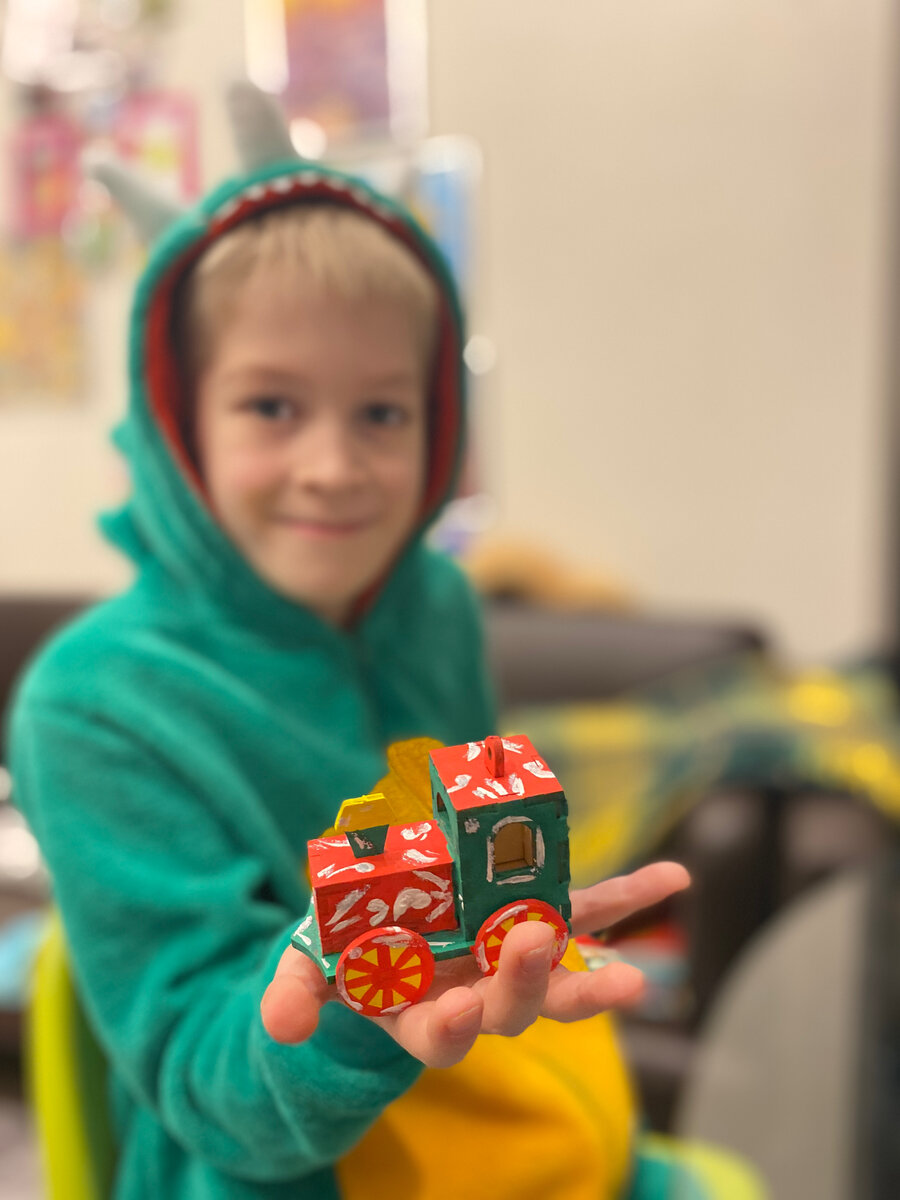 Фото автора. Парадокс: в нашем детстве ничего такого не было, обычные дети росли с ощущением, что творчество - это совсем не про них. Теперь так много всего, но попробуй, отвлеки детей от гаджетов… 