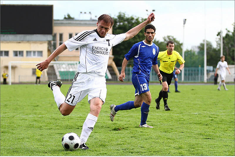 «Торпедо» - «Ника» (Москва) – 7:0. Ворота «Ники» атакует Александр Петров.