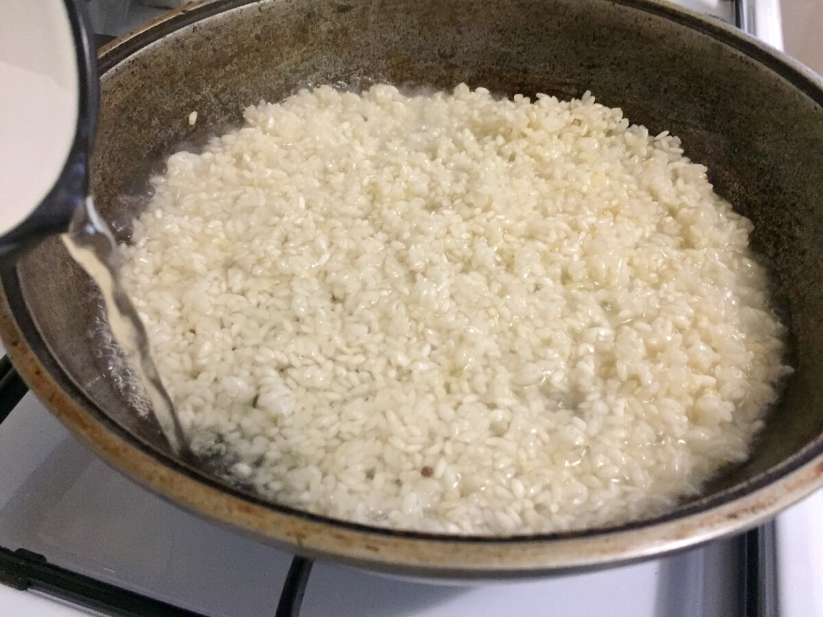 Рассыпчатый рис. Слипшийся рис. Рисовая каша рассыпчатая. Рис на сковороде рассыпчатый на сливочном масле.
