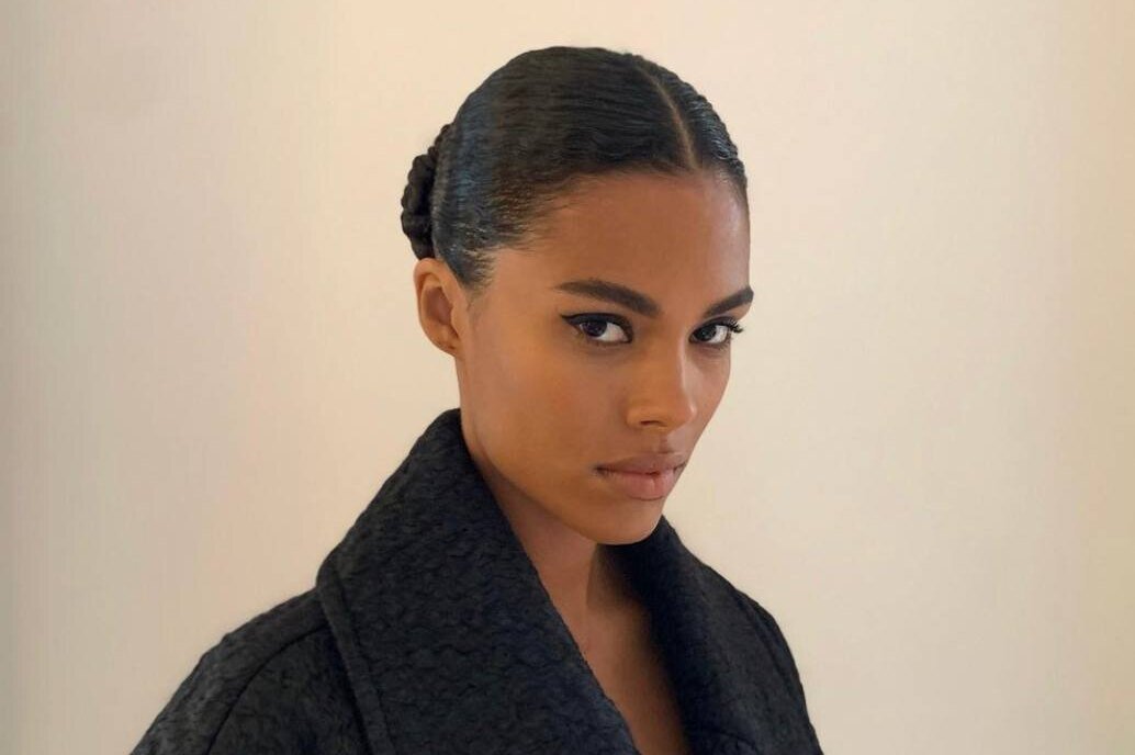     Тина Кунаки демонстрирует самый стильный купальник 2023 года