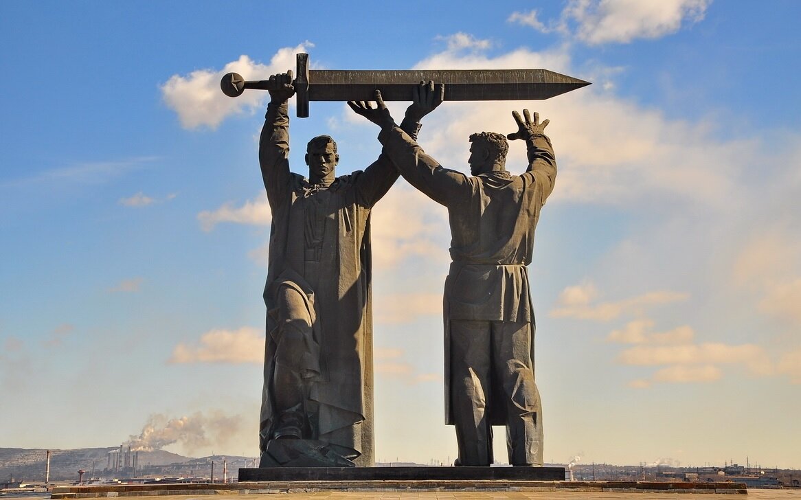 Монумент в городе герое Магнитогорск