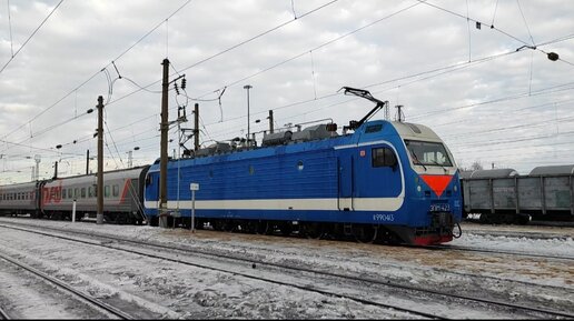 Прибытие пассажирского поезда Москва - Абакан под электровозом ЭП1М-423 на станцию Котельнич-I