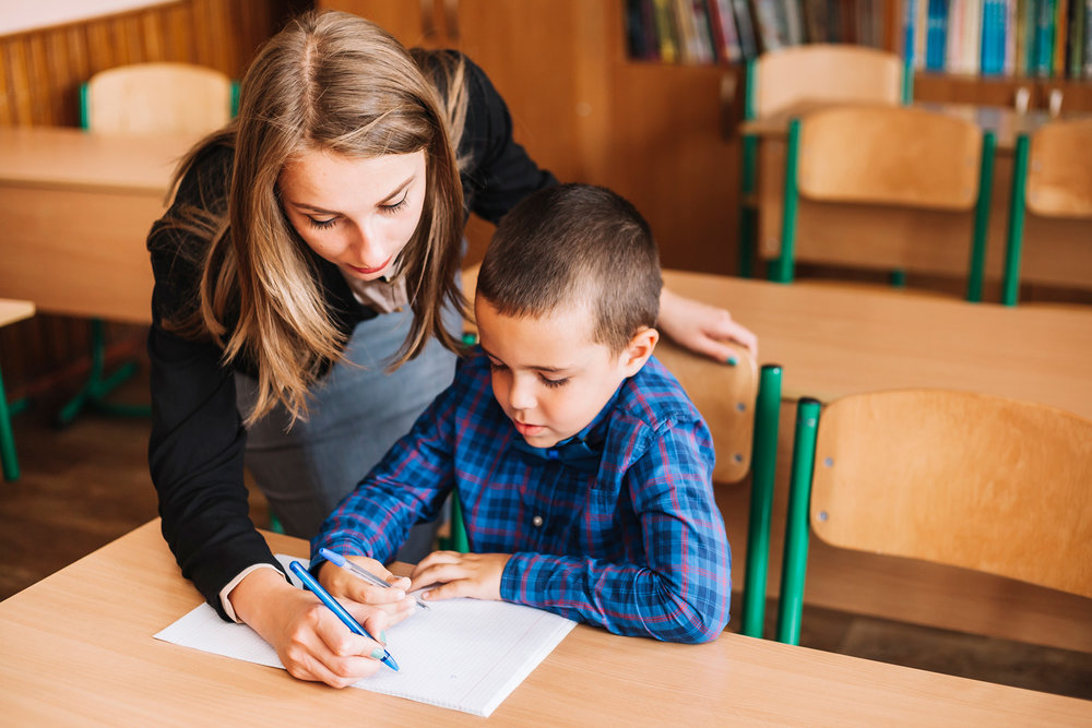 Репетитор с ребенком. Репетитор с девочкой. Репетитор мобильное приложение ученики. Репетитор. Репетитор для ребенка москва.