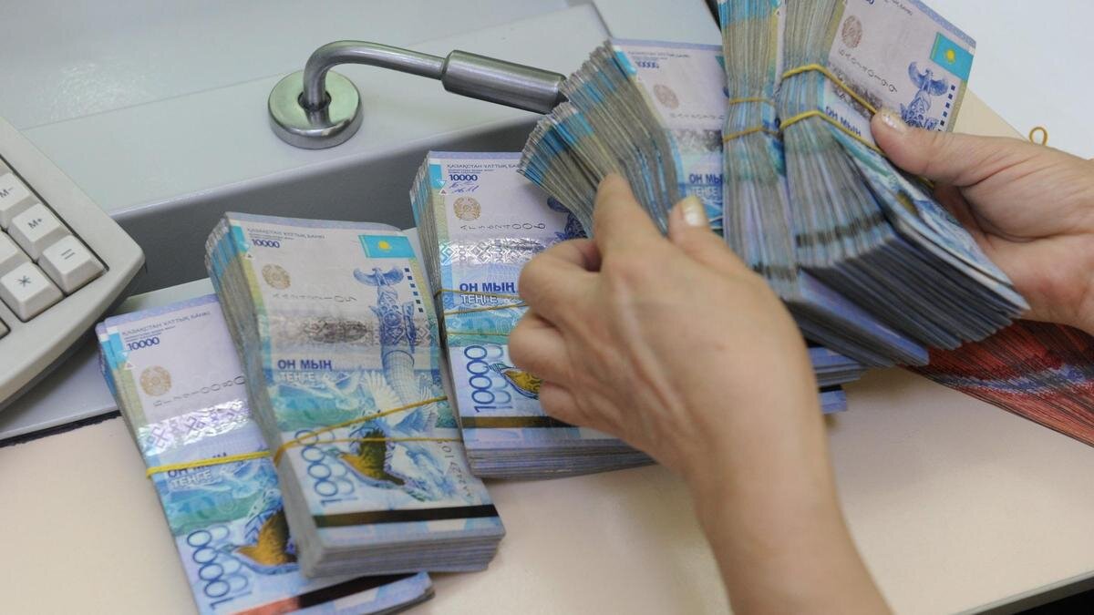    Кассир считает пачки денег:NUR.KZ/Владимир Третьяков