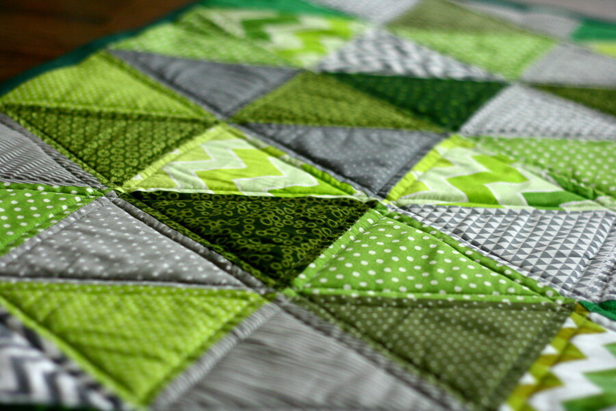 Лоскутное одеяло зеленое. Лоскутное одеяло в зеленом цвете. Пэчворк зеленый. Лоскутное одеяло в зеленом цвете. Лоскутные блоки в зеленых оттенках.