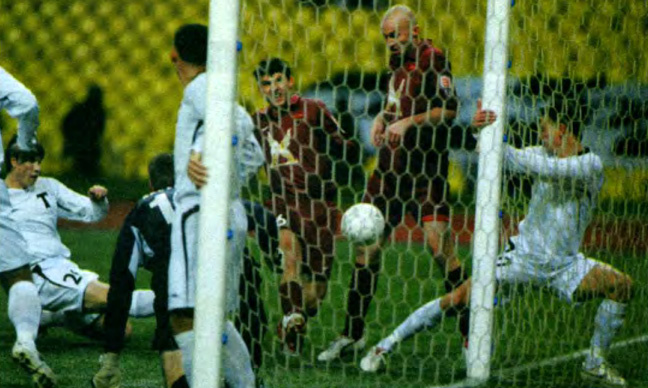 «Торпедо» - «Рубин» (Казань) - 1:2. Первый гол в ворота автозаводцев после подачи углового. Слева направо в белом торпедовцы Денис Тумасян (26), вратарь Максим Кабанов (№16), Сергей Будылин (у ближней штанги) и Дмитрий Голубов (у дальней штанги).