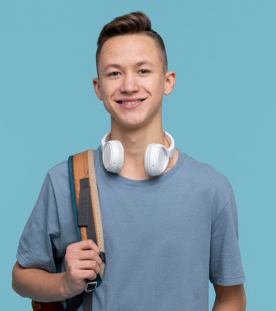 Изображение от <a href="https://ru.freepik.com/free-photo/portrait-of-a-young-boy-holding-his-backpack-and-his-headphones_22429033.htm#query=%D0%BF%D0%BE%D0%B4%D1%80%D0%BE%D1%81%D1%82%D0%BE%D0%BA&position=18&from_view=search&track=sph">Freepik</a>
