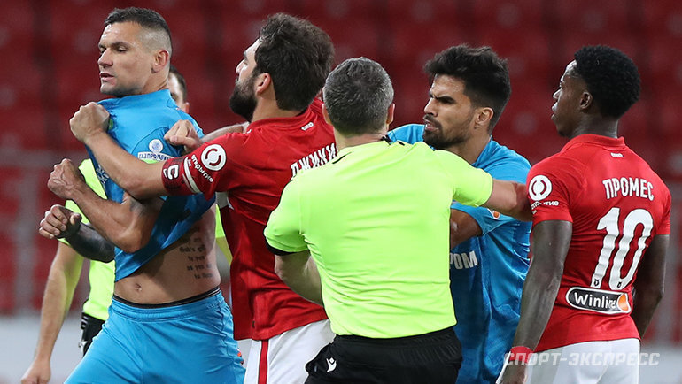    Родригао (второй справа) разнимается дерущихся.Александр Федоров